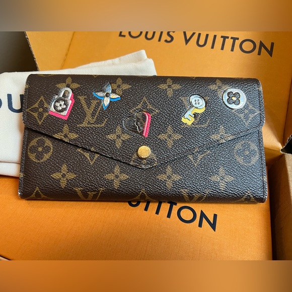 Louis vuitton limited edition Monogram love Lock full size Sarah Wallet - Picture 2 of 11